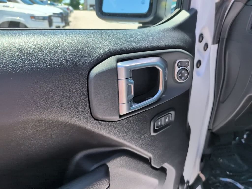 New 2026 Bright White Clear-Coat Exterior Paint Jeep  image 21