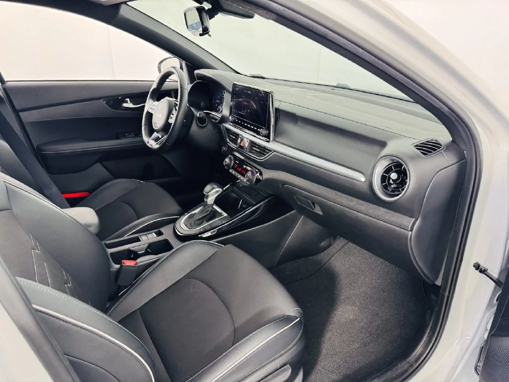 Used 2023 White Kia GT-Line image 29