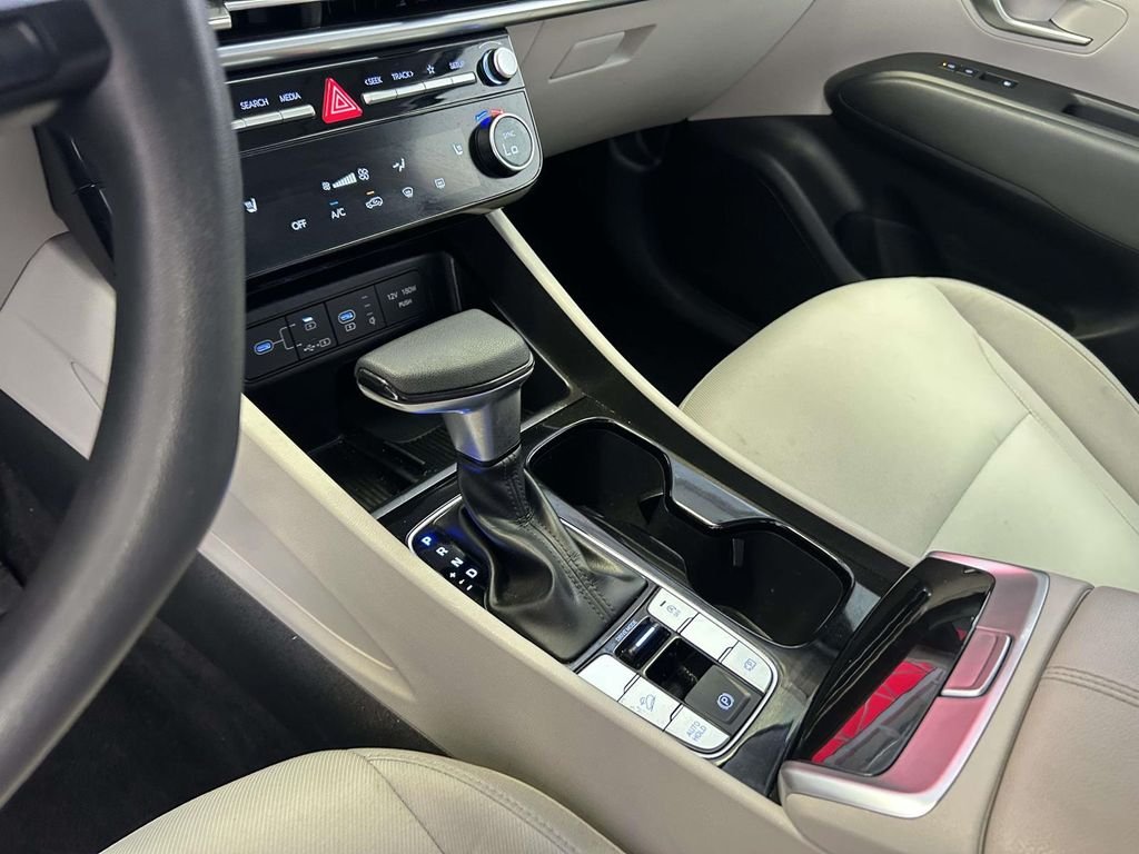 Used 2025 Silver Hyundai SEL image 19