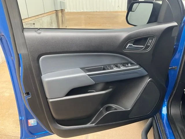 Used 2018 KINETIC BLUE METALLIC Chevrolet 4WD Z71 image 4