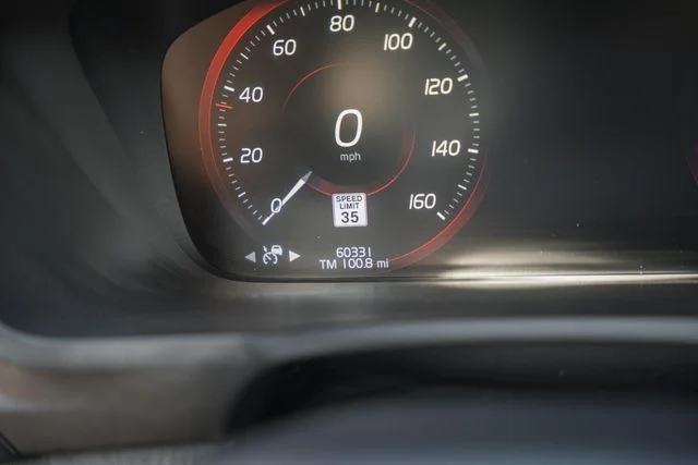 Used 2020 717 Onyx Black metallic Volvo Momentum image 44