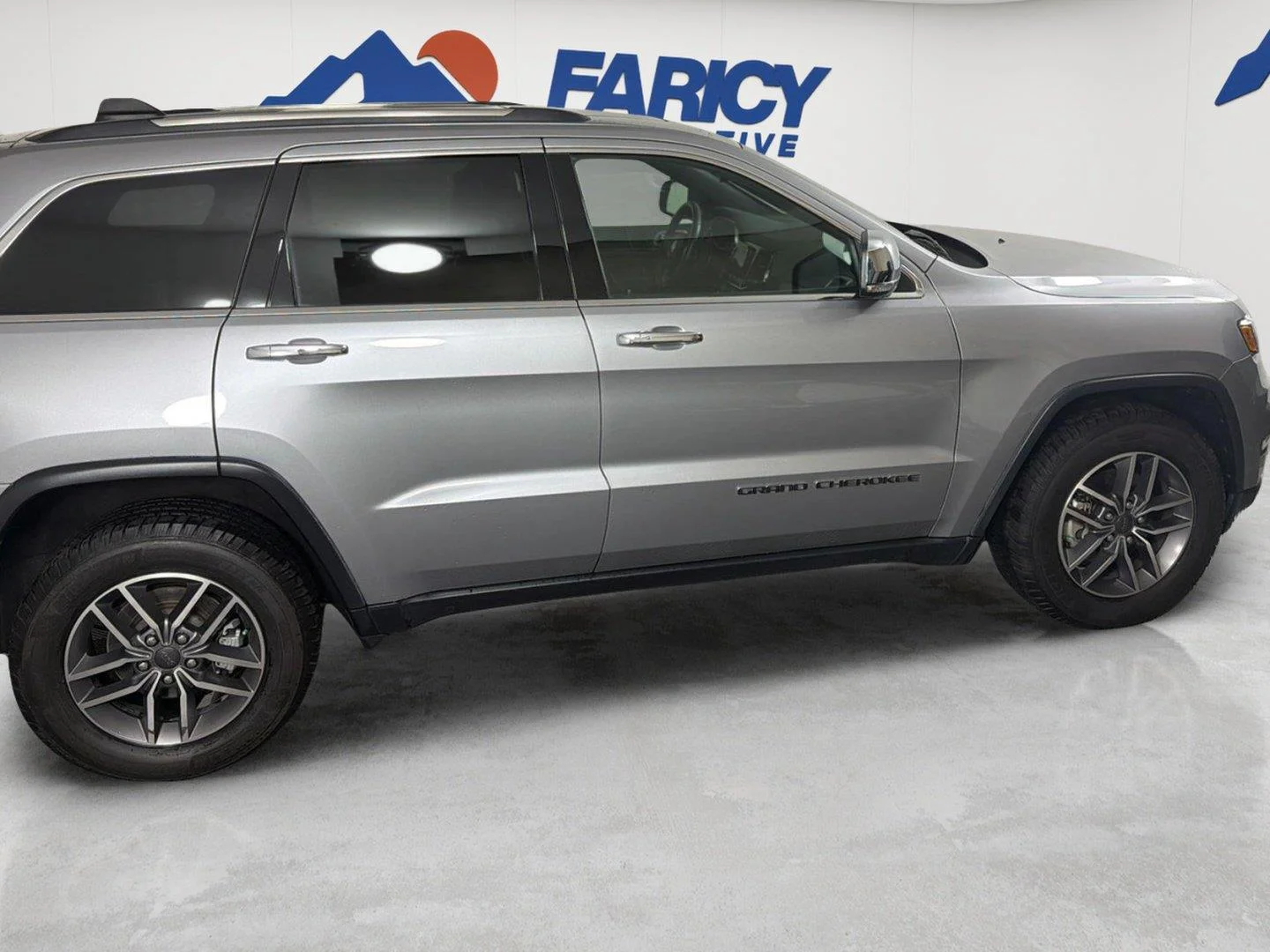 Used 2020 Billet Silver Metallic Clearcoat Jeep Limited image 4