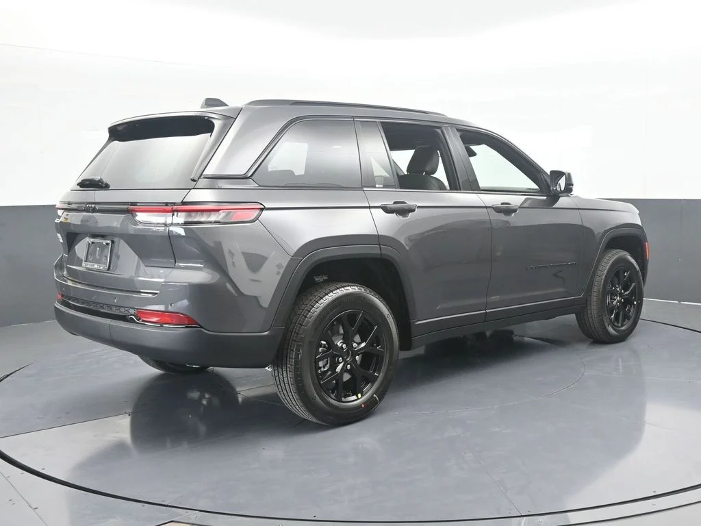New 2025 Baltic Gray Metallic Clear-Coat Exterior Paint Jeep Altitude X image 6