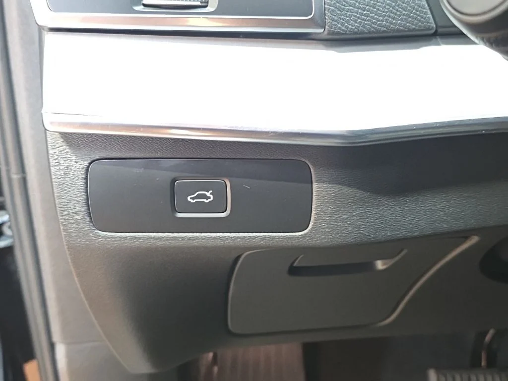 Used 2024 Black Volvo B5 Core image 26