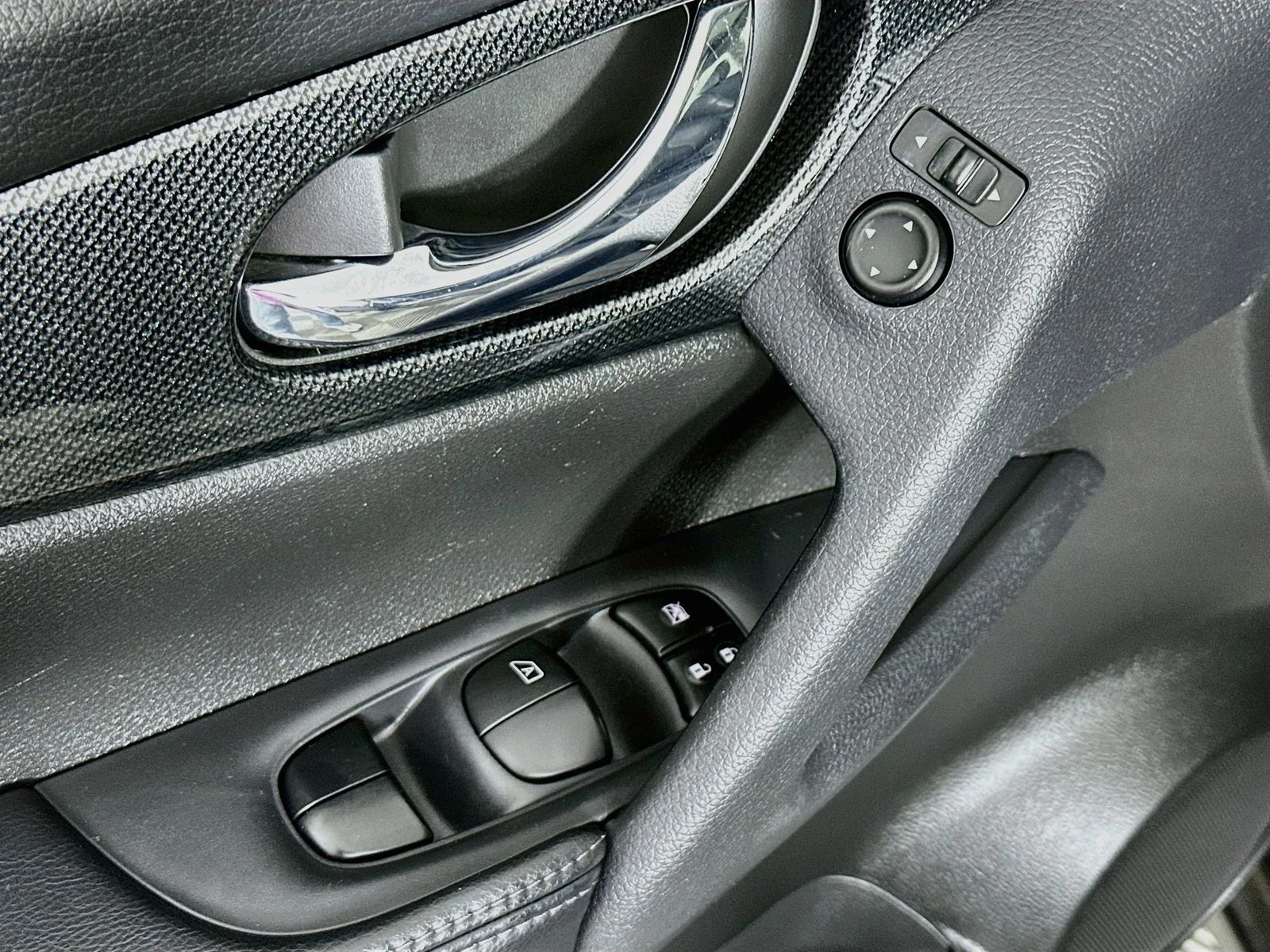 Used 2015 Gun Metallic Nissan SL image 18