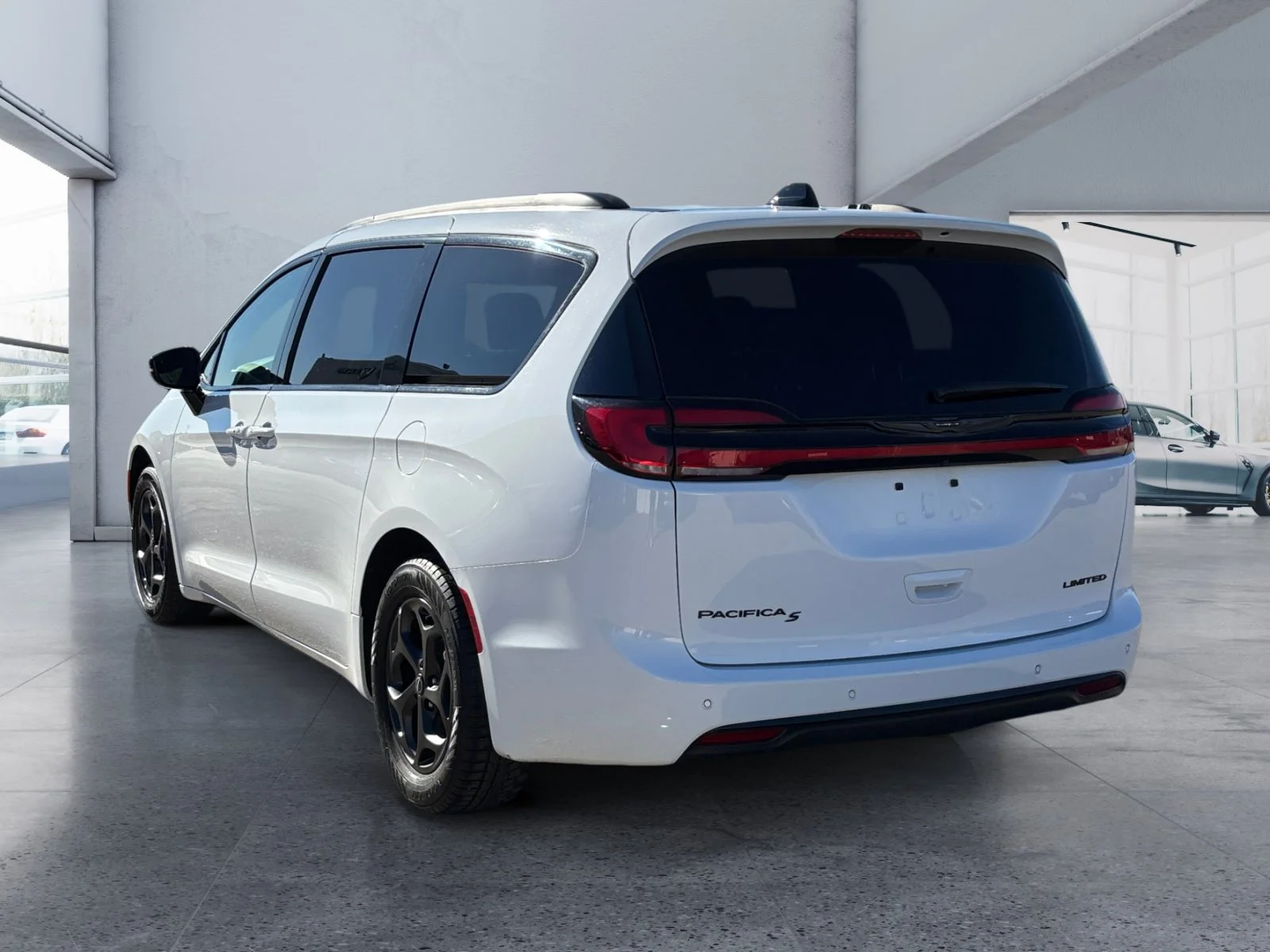 Used 2025 Bright White Chrysler Limited image 3