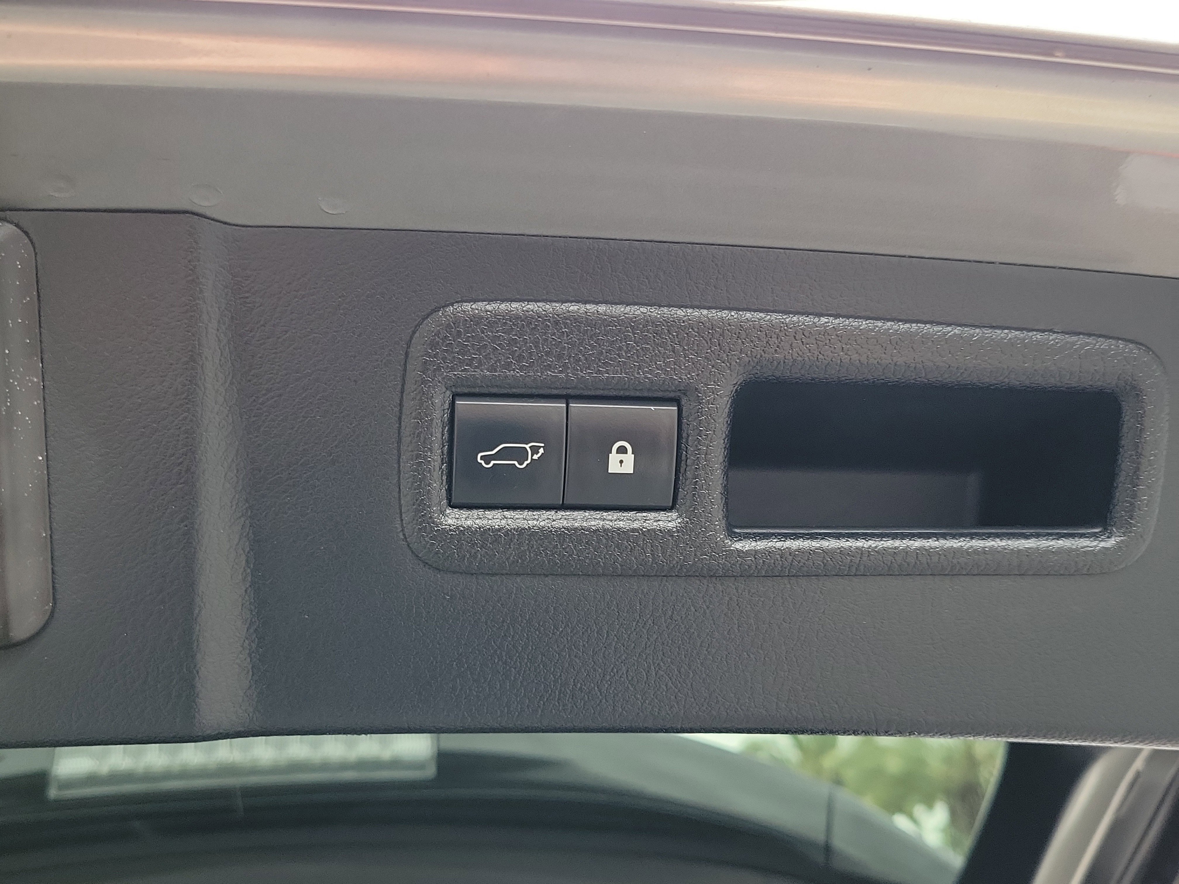 Used 2018 Atomic Silver Lexus  image 22