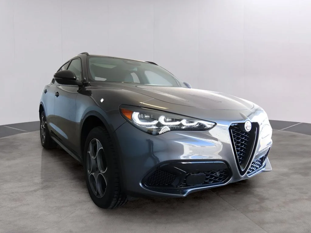 New 2025 Vesuvio Gray Metallic Exterior Paint Alfa Romeo Base image 3