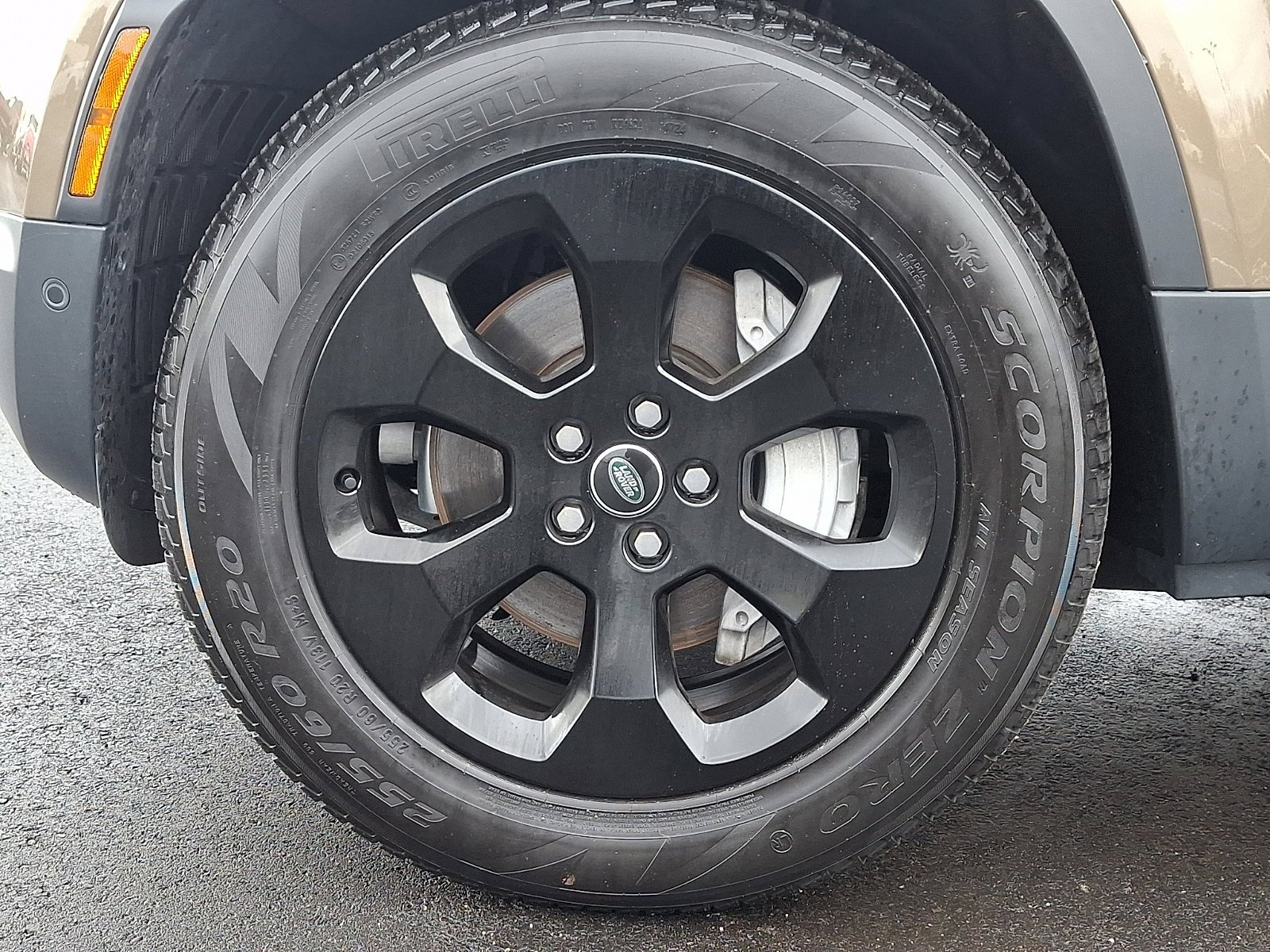 Used 2025 Gondwana Stone Metallic   1Dk Land Rover S image 9