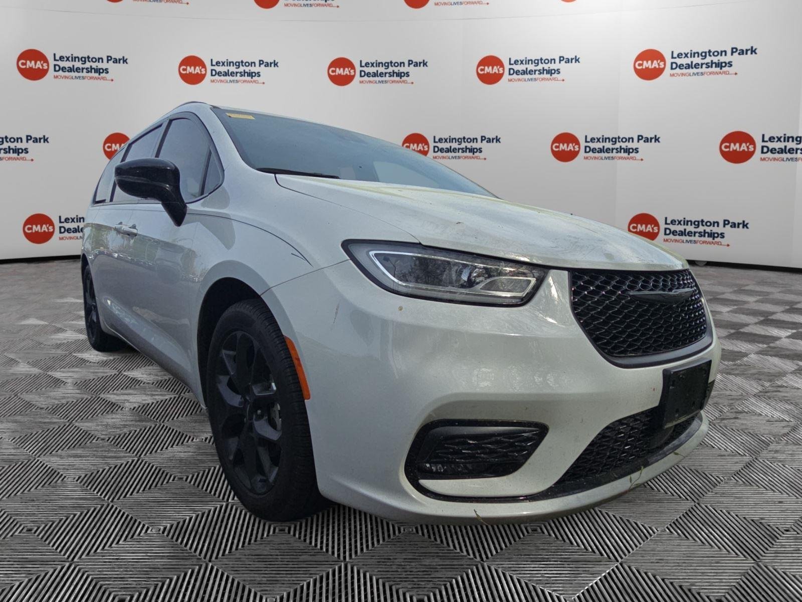 Used 2024 Bright White Clearcoat Chrysler Limited image 1