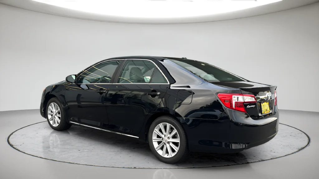 Used 2014 Black Toyota XLE image 7