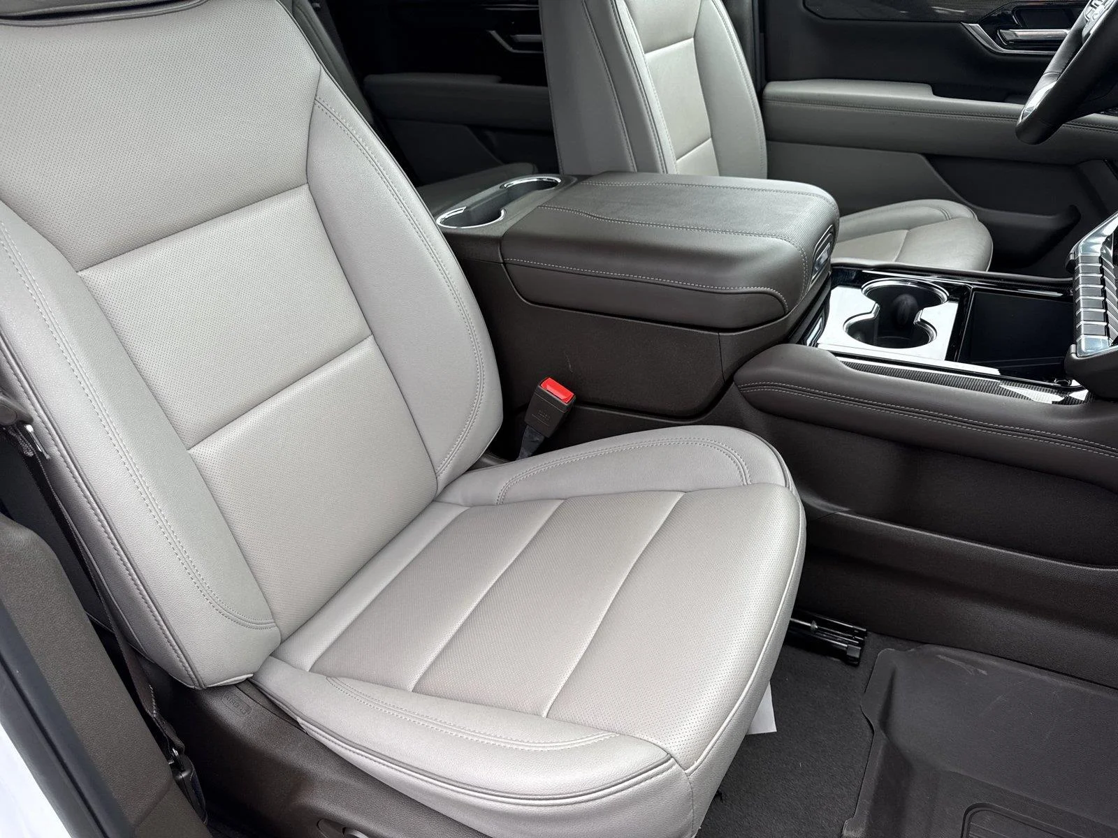 Used 2025 Summit White GMC Elevation image 38