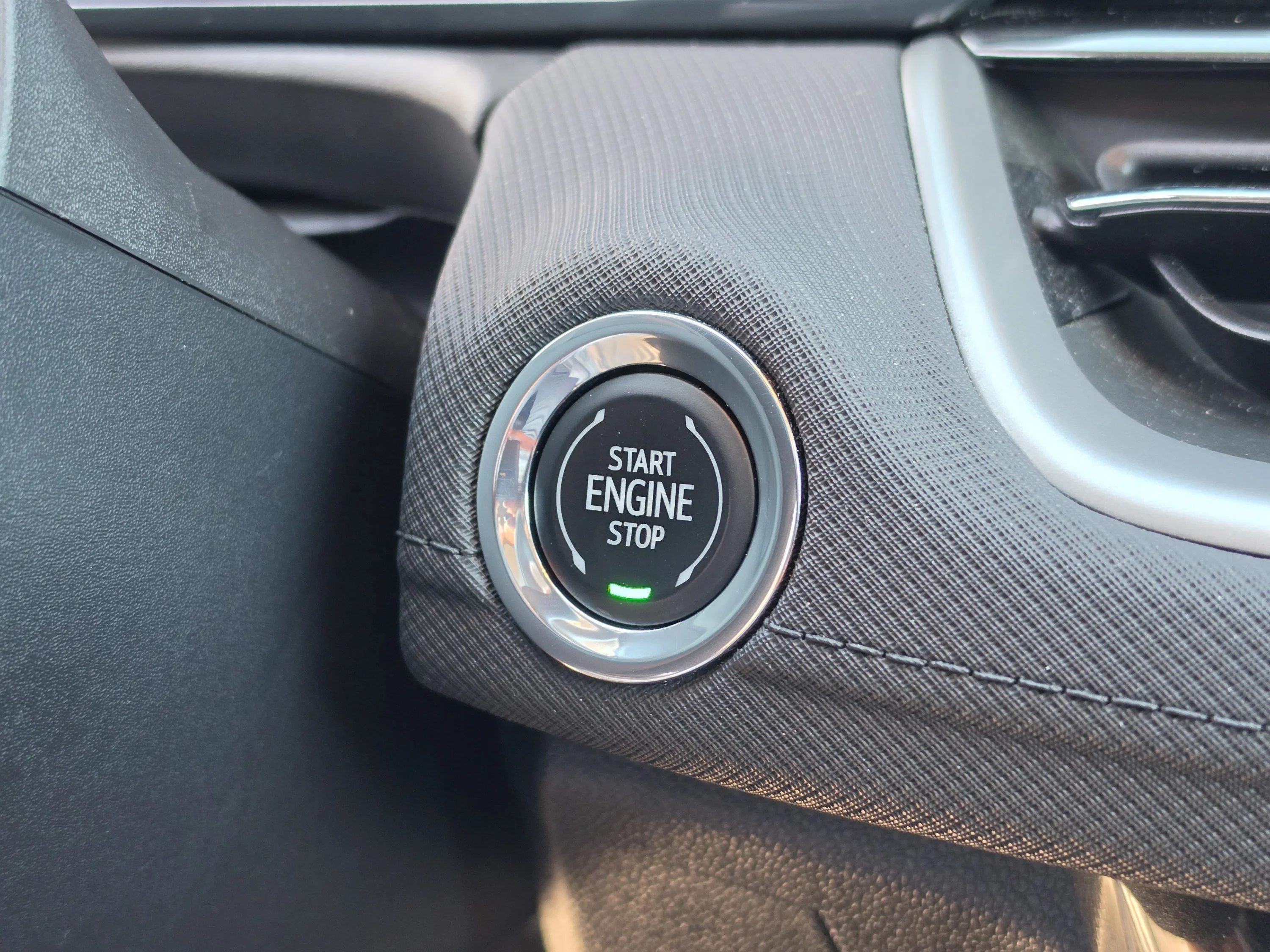 Used 2025 Summit White Chevrolet LT image 34