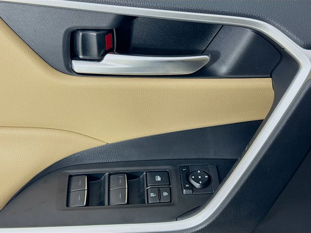 Used 2025  Toyota XLE image 20