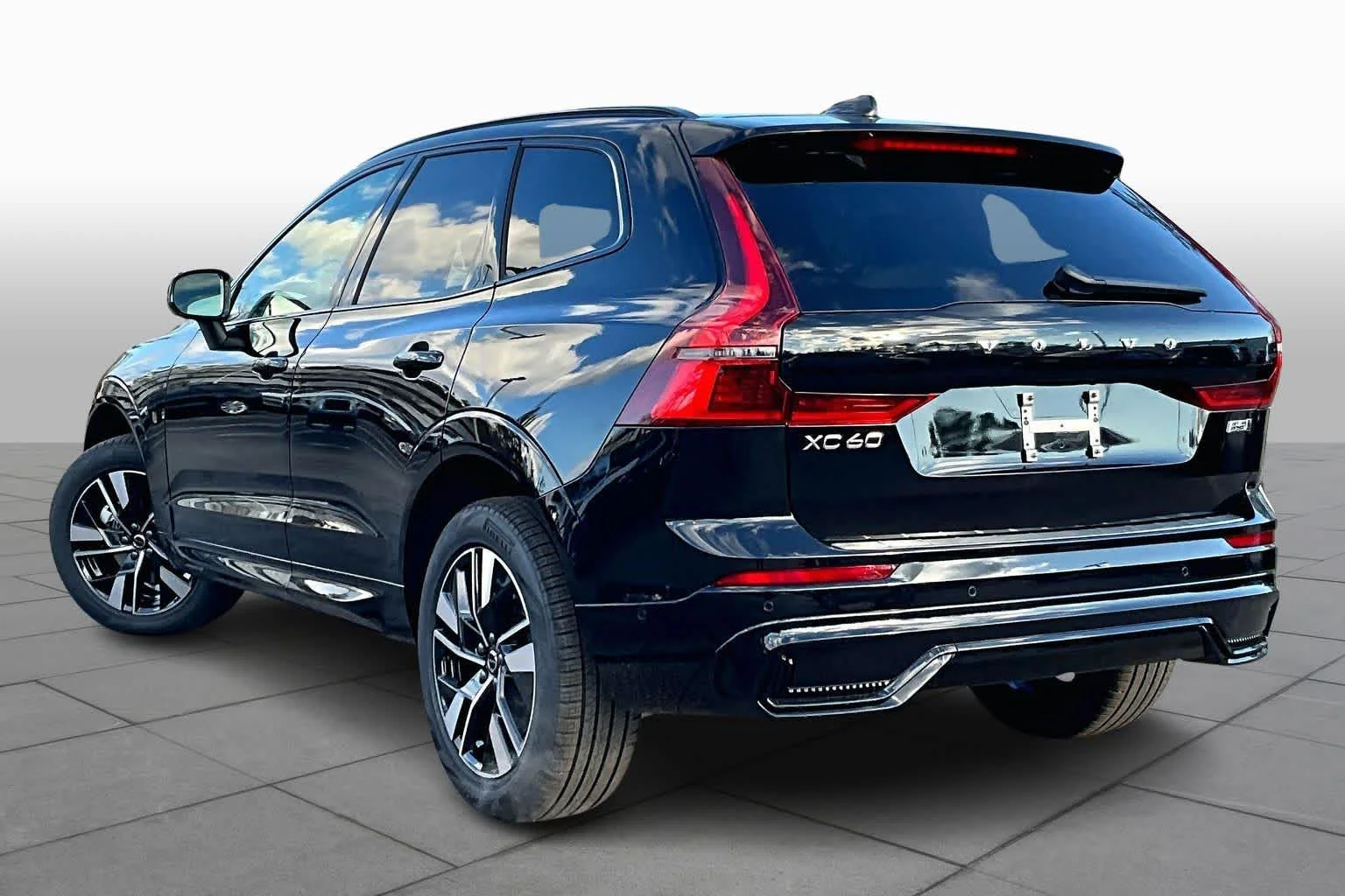 New 2026 Onyx Black Volvo Plus image 3