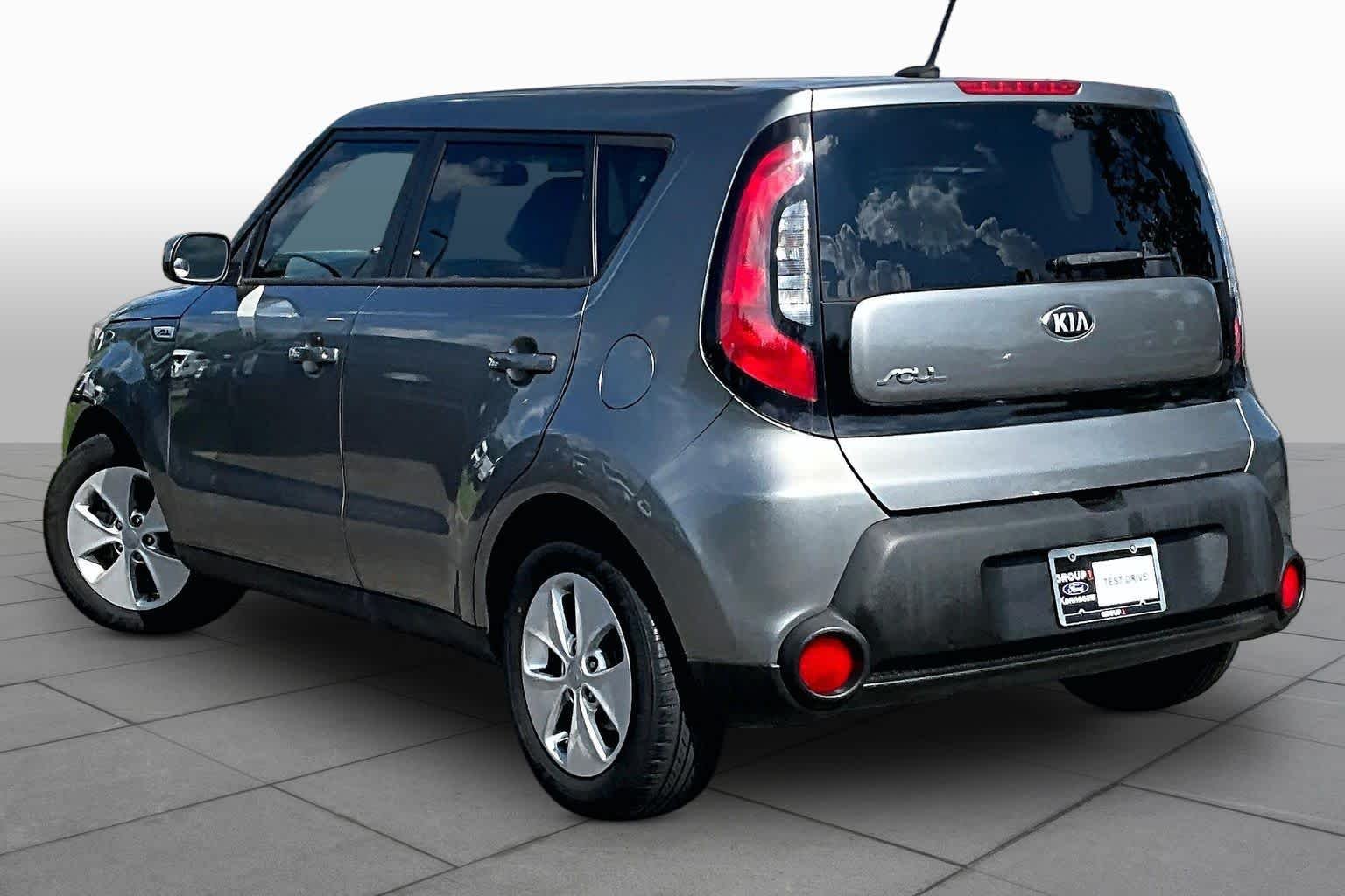 Used 2015 Titanium Gray Kia Base image 11