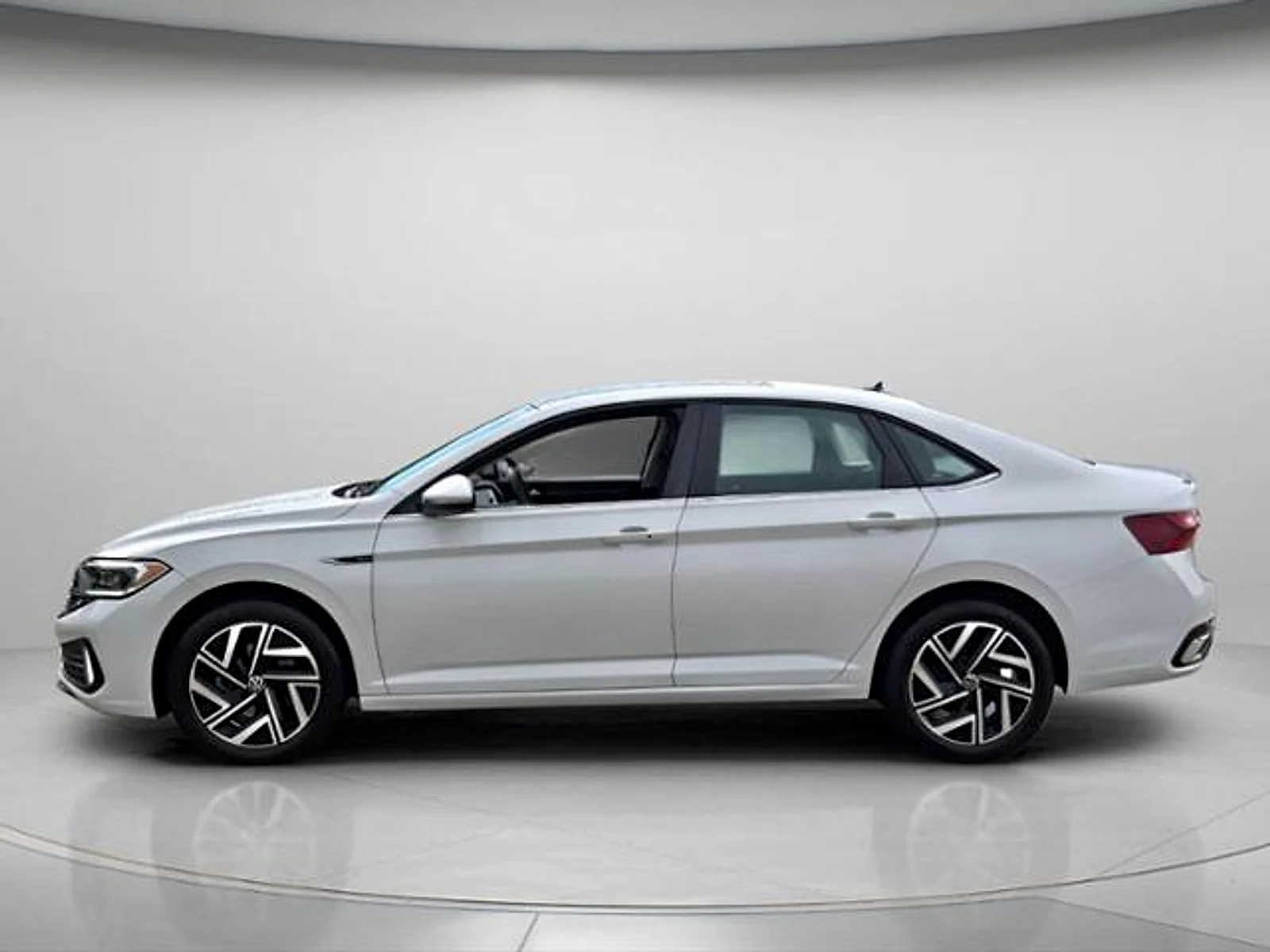Used 2023  Volkswagen 1.5T SEL image 3