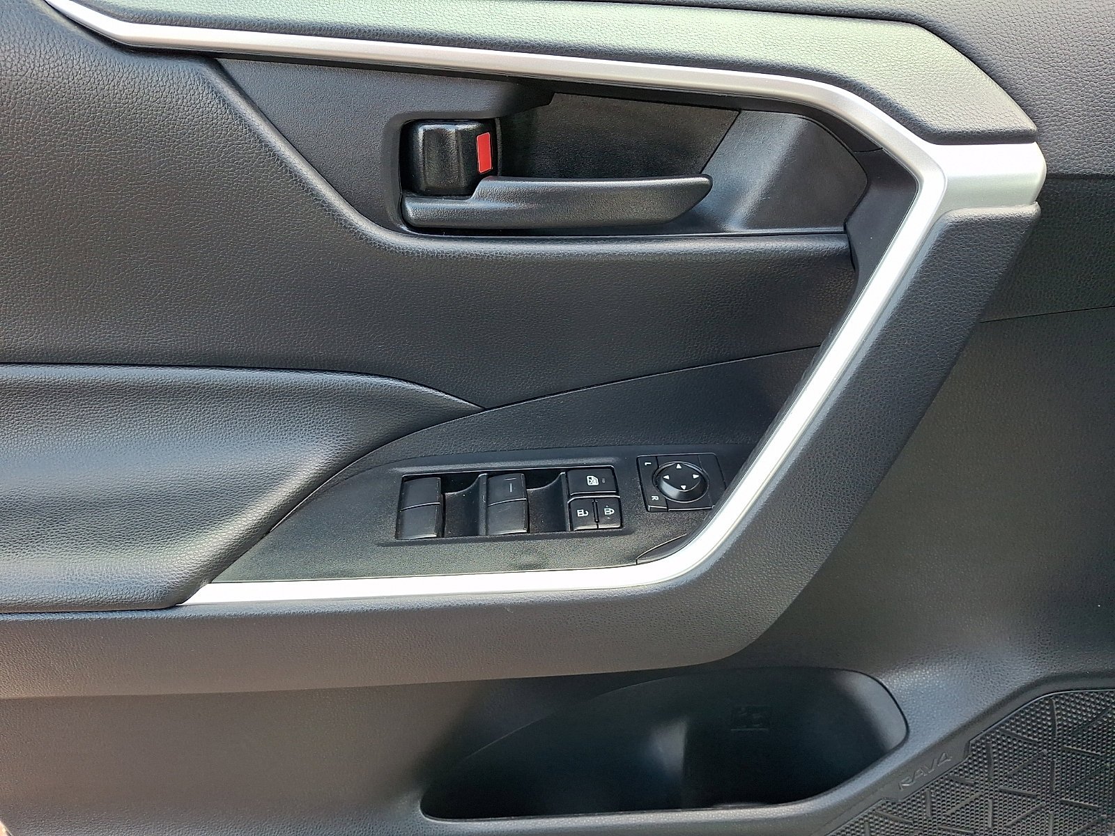 Used 2025 Ice Cap Toyota Hybrid LE image 11
