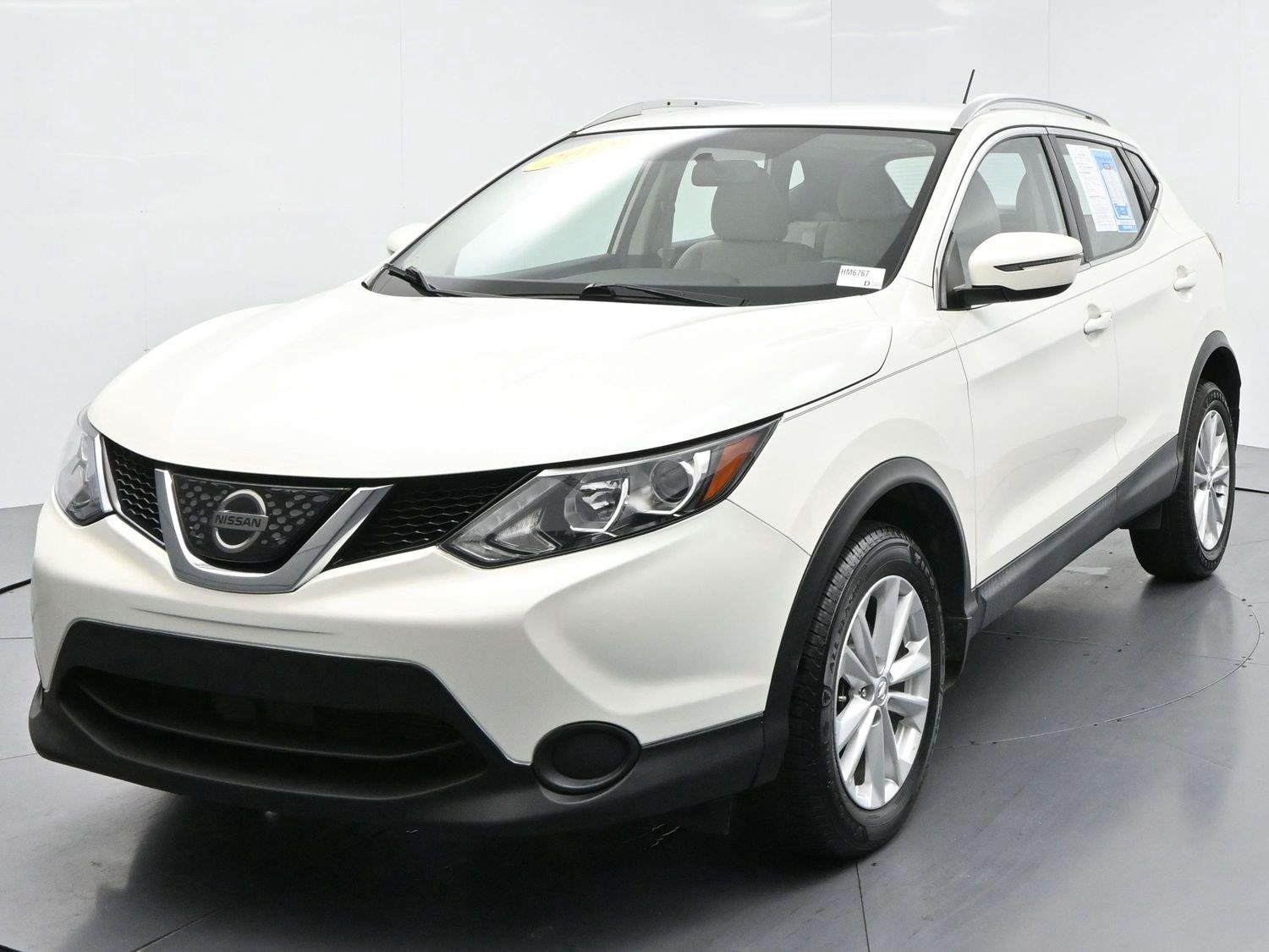 Used 2018 Pearl White Nissan SV image 3