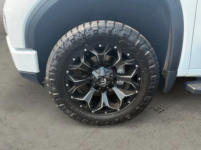 Used 2025 White GMC Elevation image 9