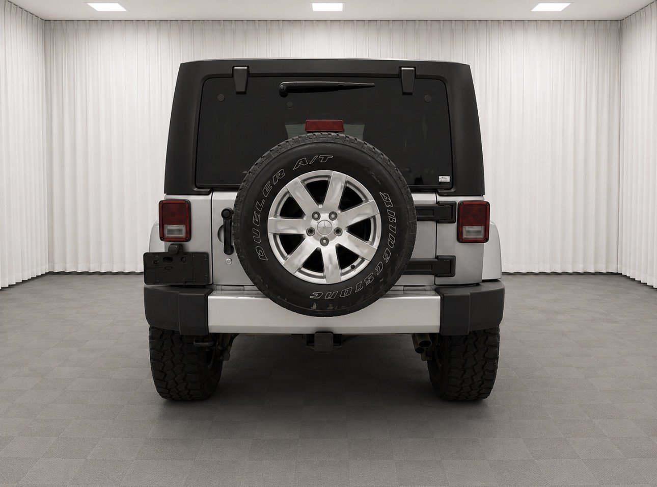 Used 2014 Billet Metallic Clearcoat Jeep Sahara image 4