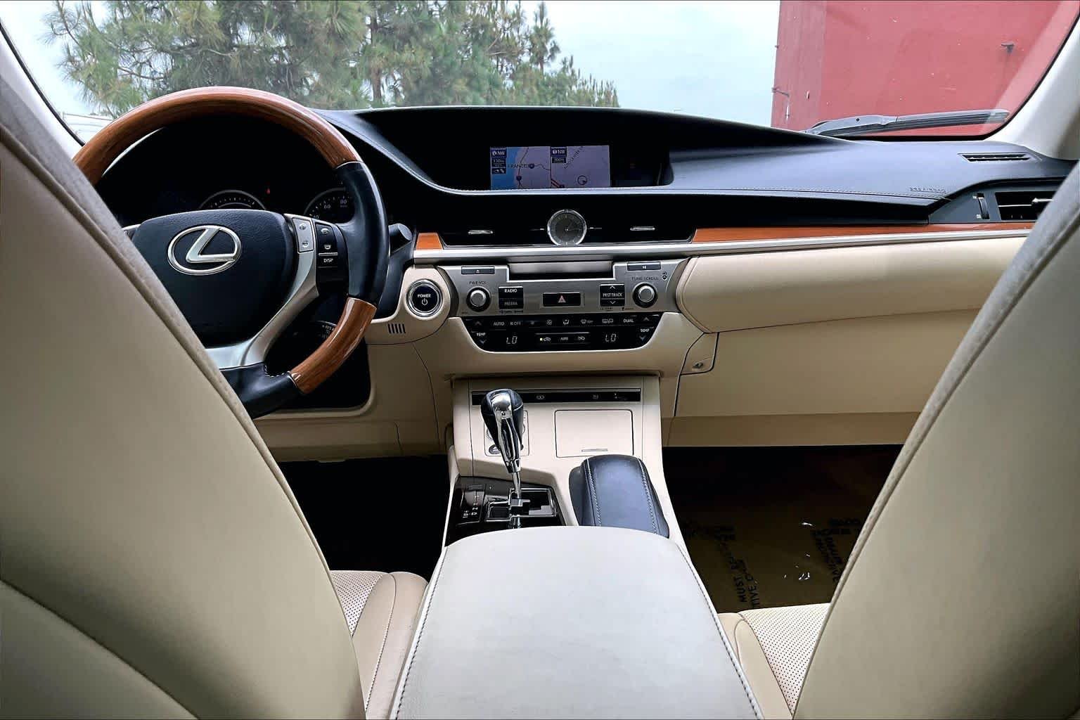 Used 2014 Nebula Gray Pearl Lexus Hybrid image 33