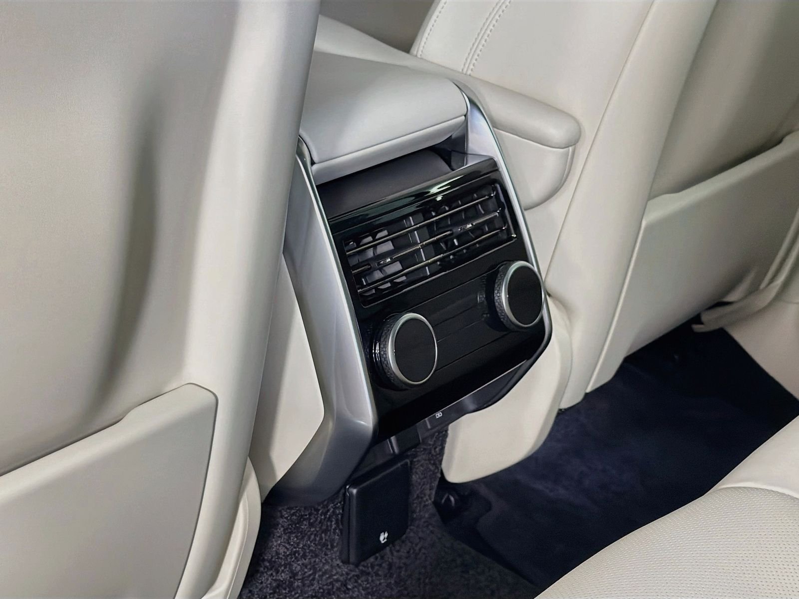 New 2026 Santorini Black LAND ROVER SE image 28