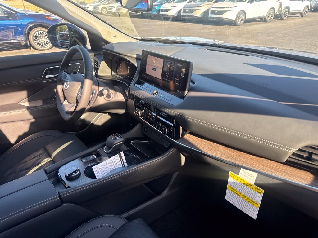 New 2026 Champagne Silver Metallic / Super Black Two-tone Nissan Platinum image 19