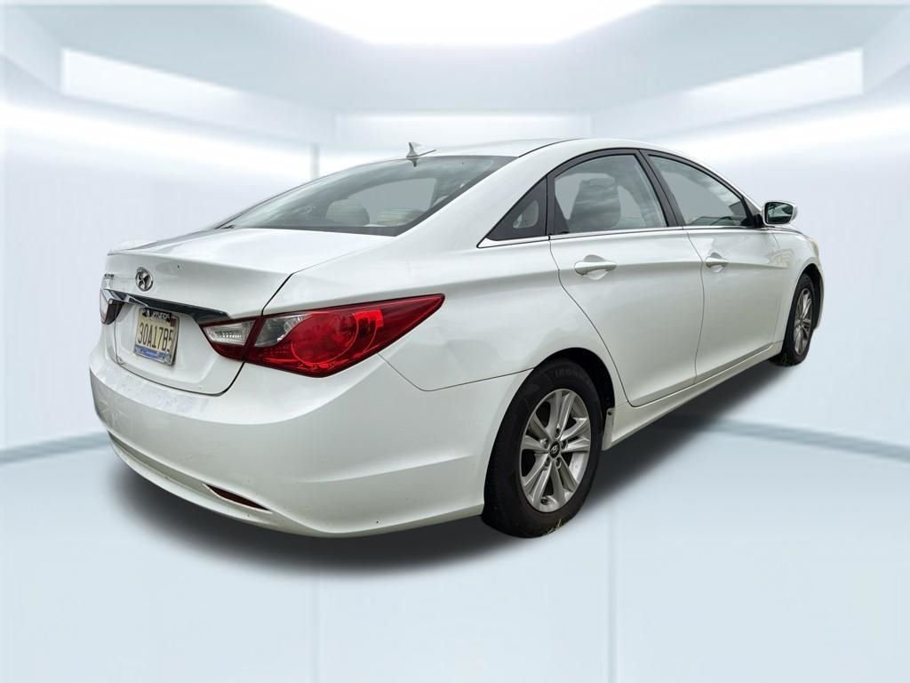 Used 2012 White Hyundai GLS image 8