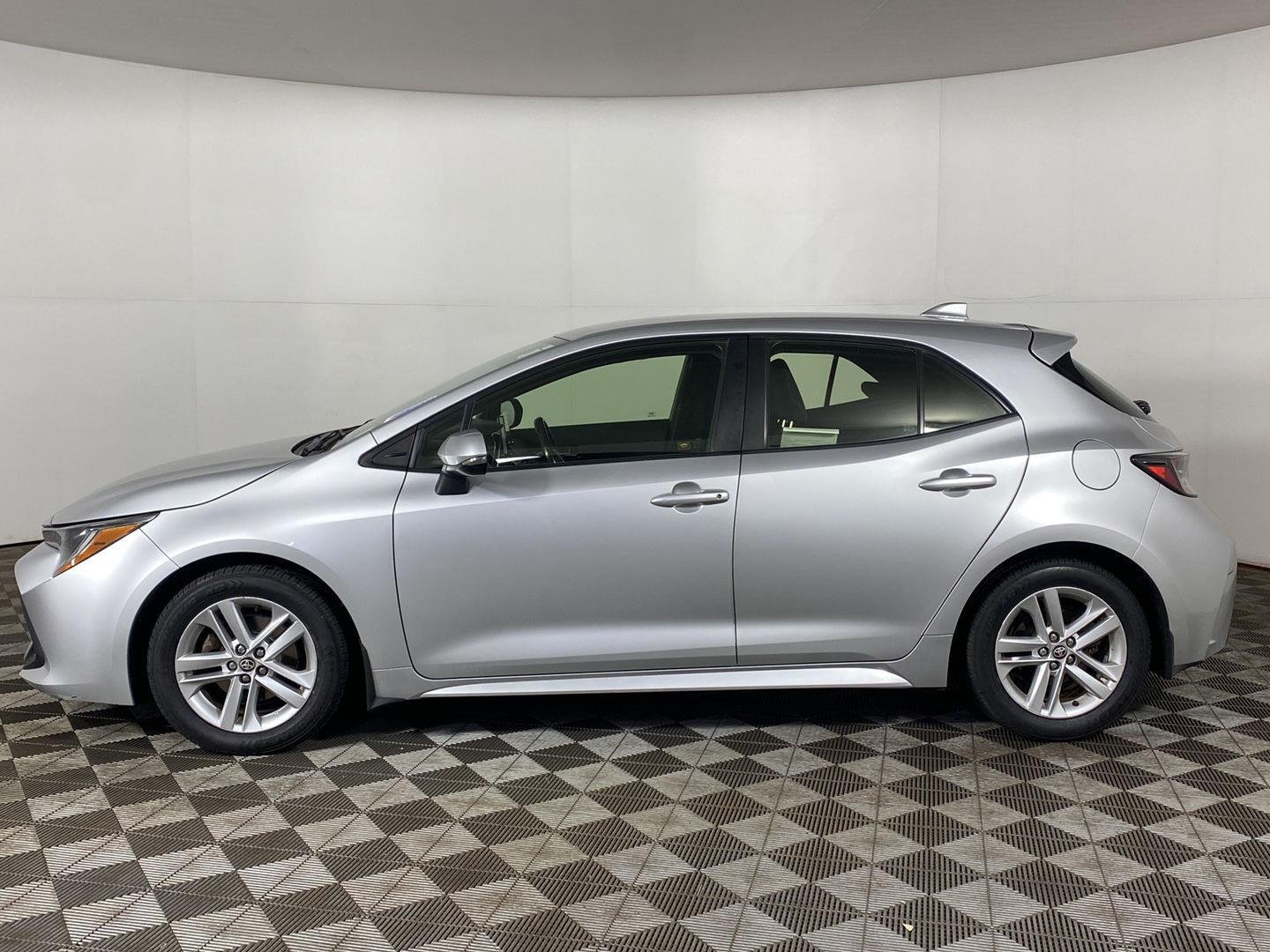 Used 2019 Classic Silver Metallic Toyota SE image 9