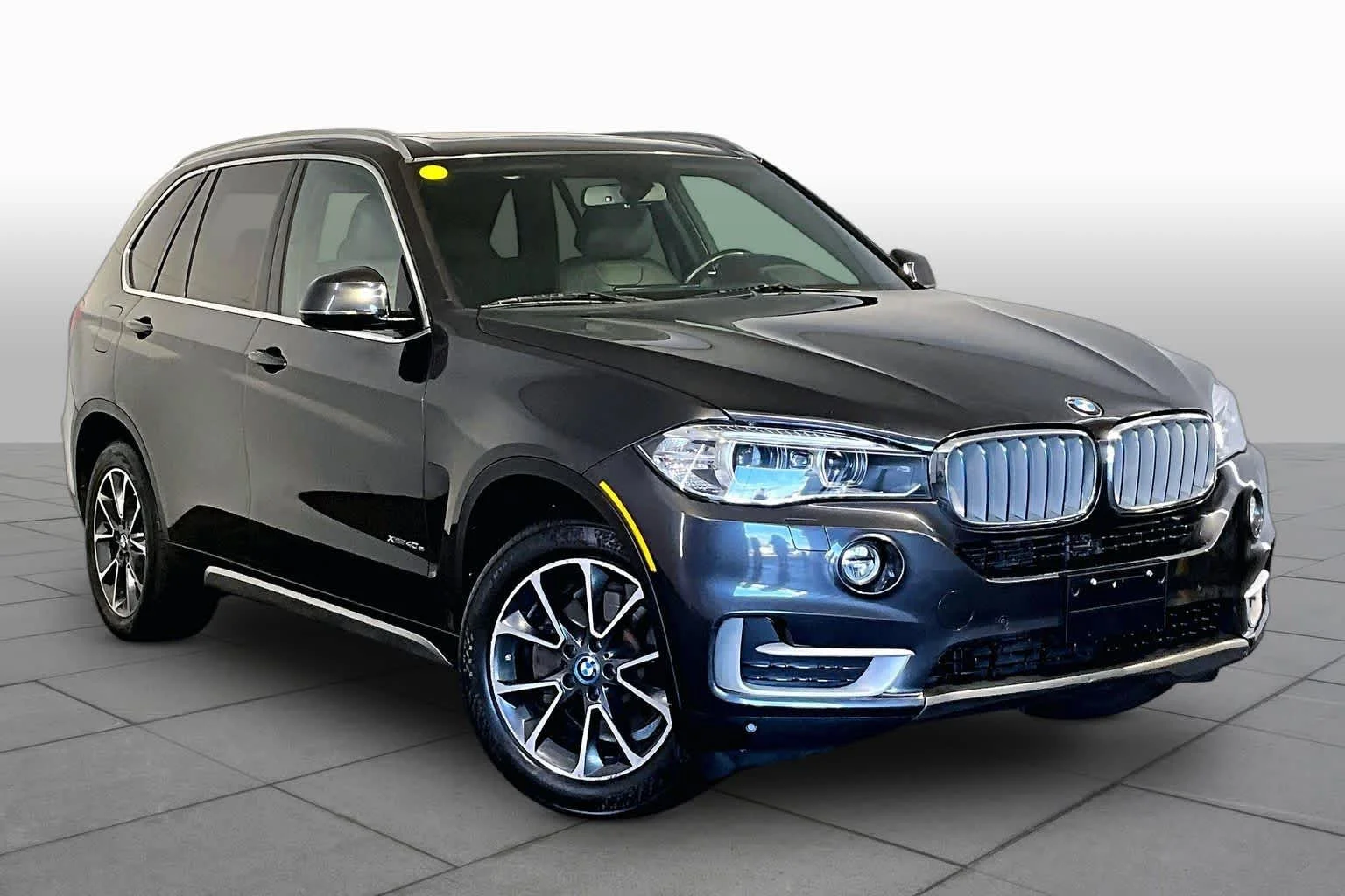 Used 2017 Dark Graphite Metallic BMW xDrive40e iPerformance image 3