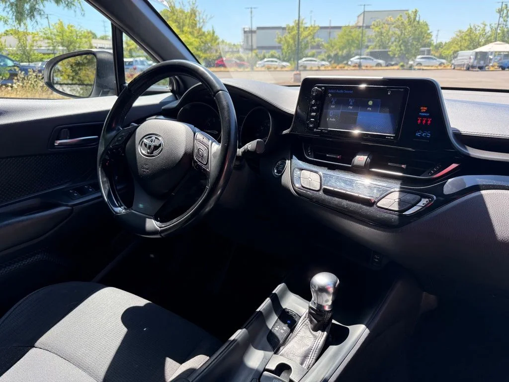 Used 2018 White Toyota XLE Premium image 21