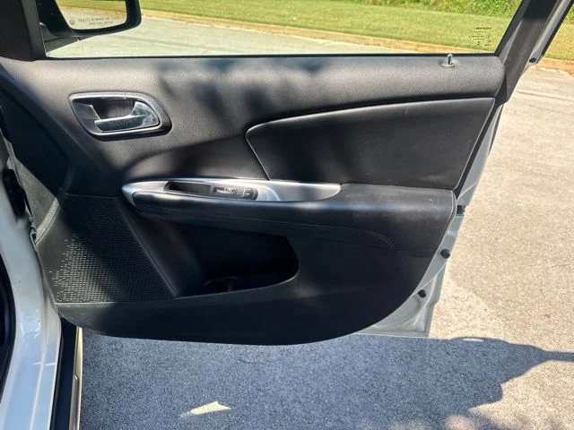 Used 2016 White Dodge Crossroad image 9