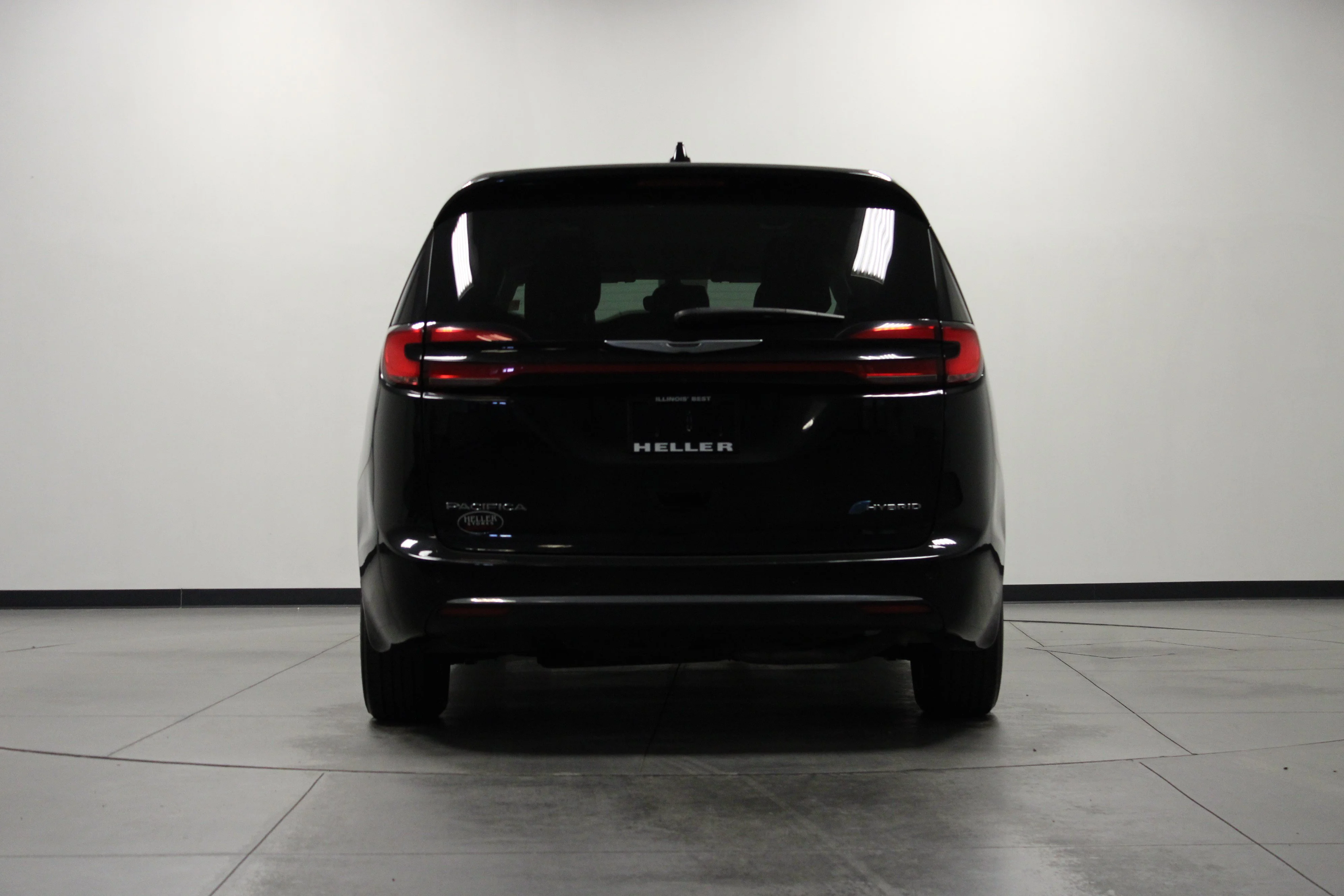 Used 2023 Brilliant Black Crystal Pearlcoat Chrysler Hybrid Touring L image 5