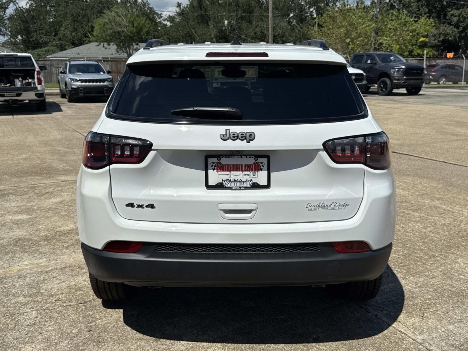 New 2026 Bright White Clearcoat Jeep Latitude Altitude image 5