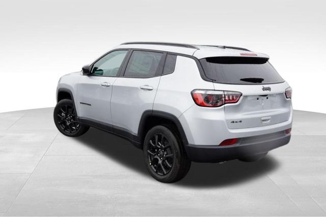 New 2025 Silver Zynith Metallic Clear-Coat Exterior Paint Jeep Altitude Special Edition image 5