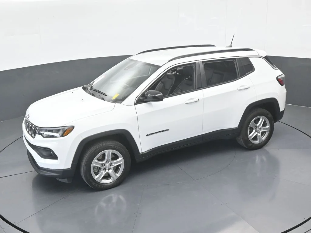 Used 2023 Bright White Clearcoat Jeep Latitude image 10