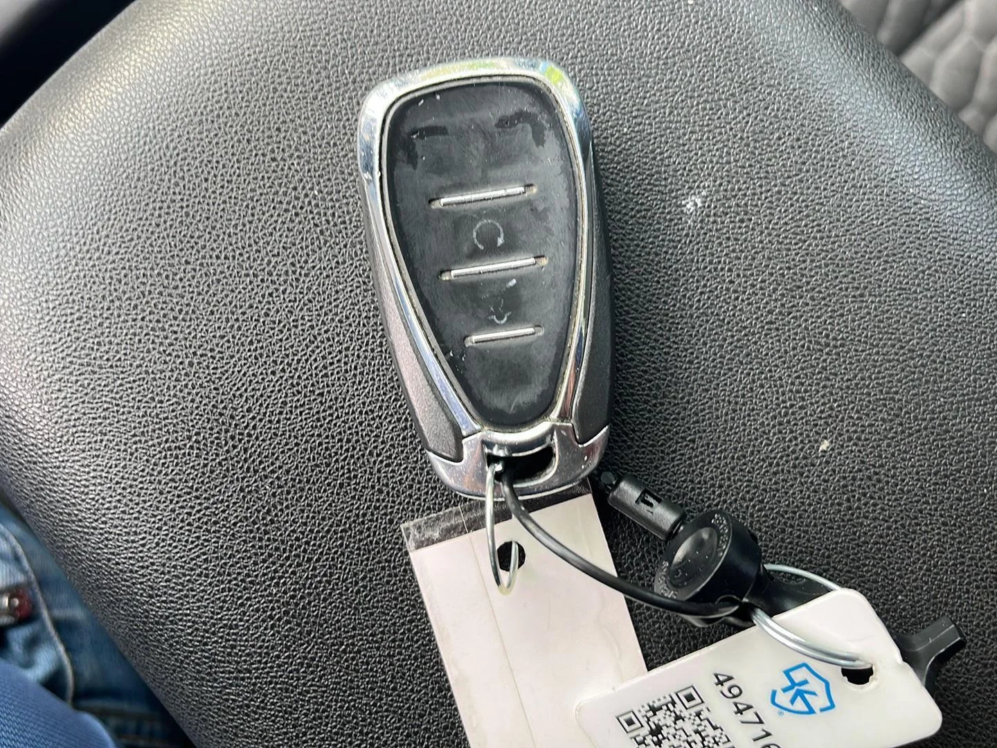 Used 2018 SUMMIT WHITE Chevrolet LT image 34