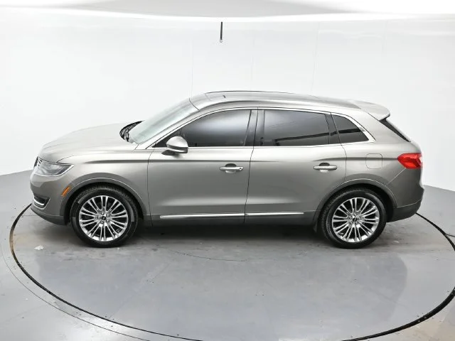 Used 2016 Luxe Metallic Lincoln Reserve image 37