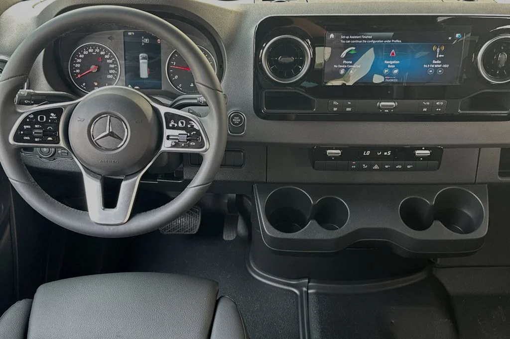 Used 2024  Mercedes-Benz Cargo 170 WB image 13