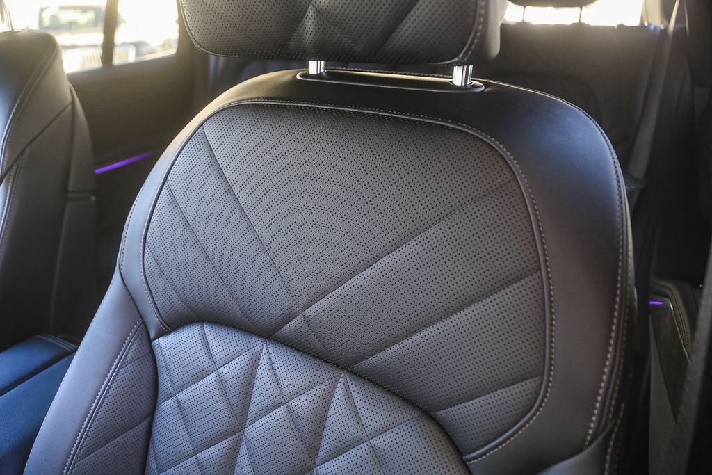 Certified Used 2025 Alpine White BMW M60i image 21