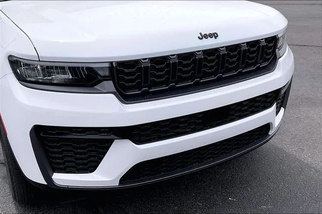 New 2026 Bright White Clear-Coat Exterior Paint Jeep Laredo image 35