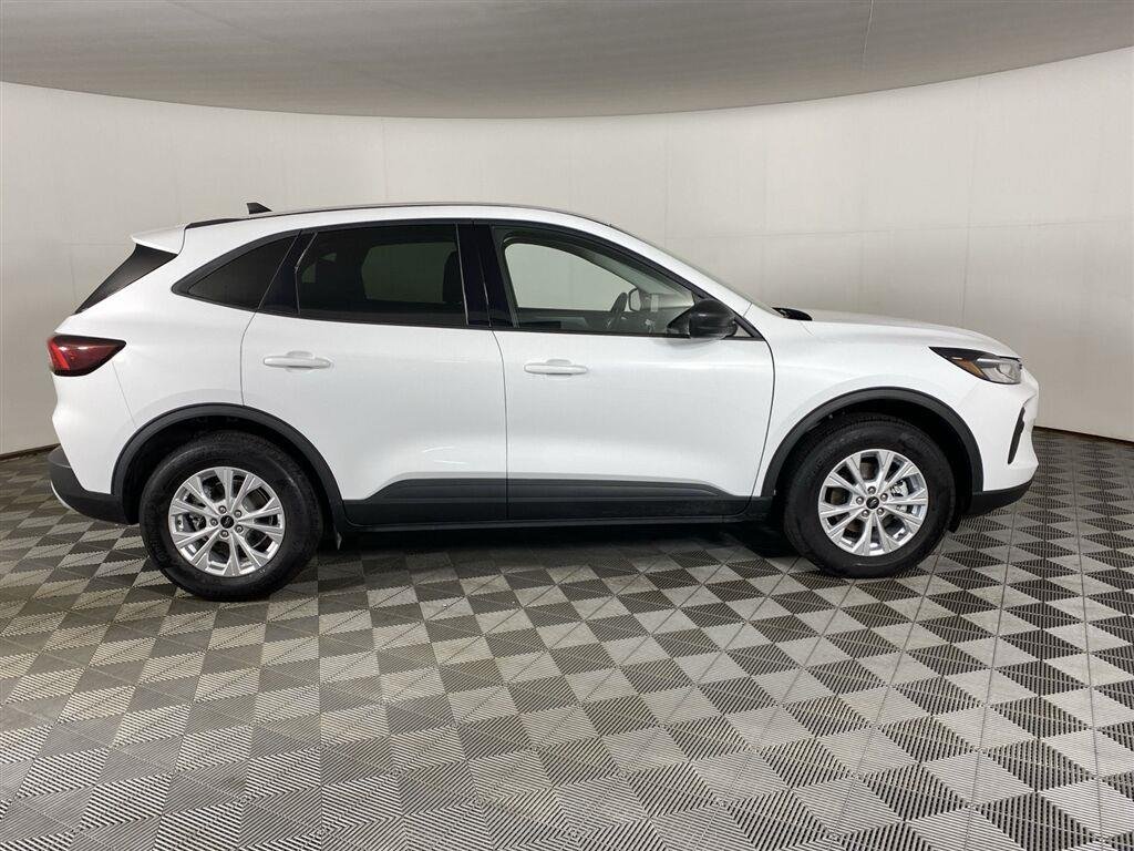 Used 2025 Oxford White Ford Active image 11