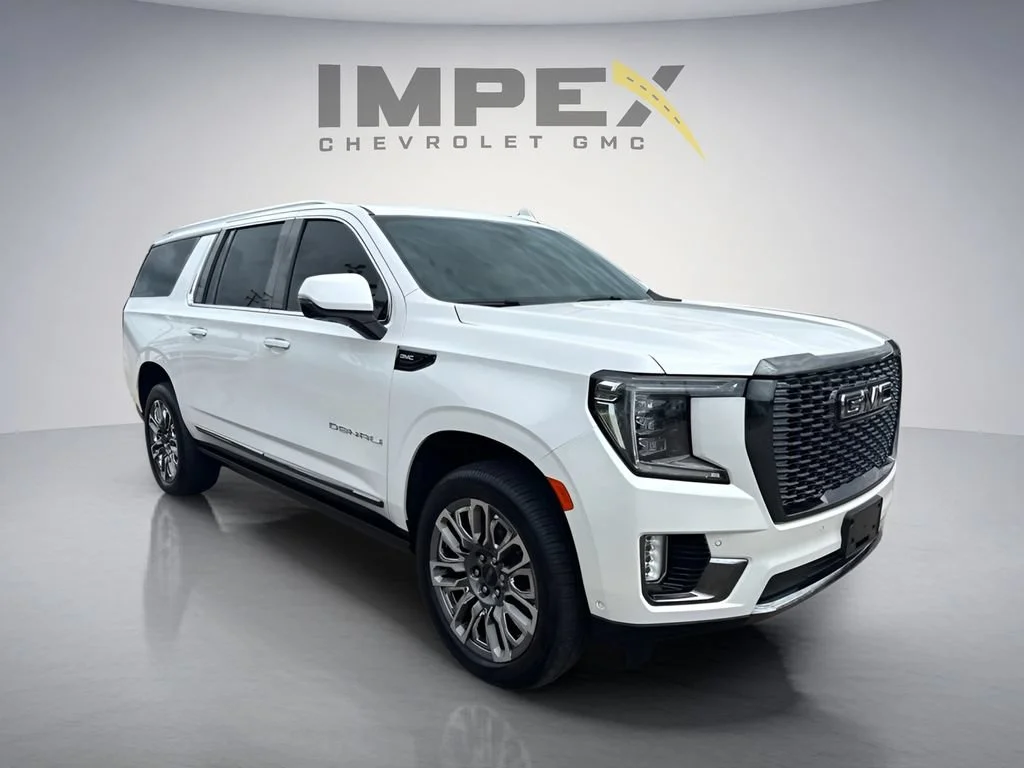 Used 2023 White Frost Tricoat GMC Denali Ultimate image 7
