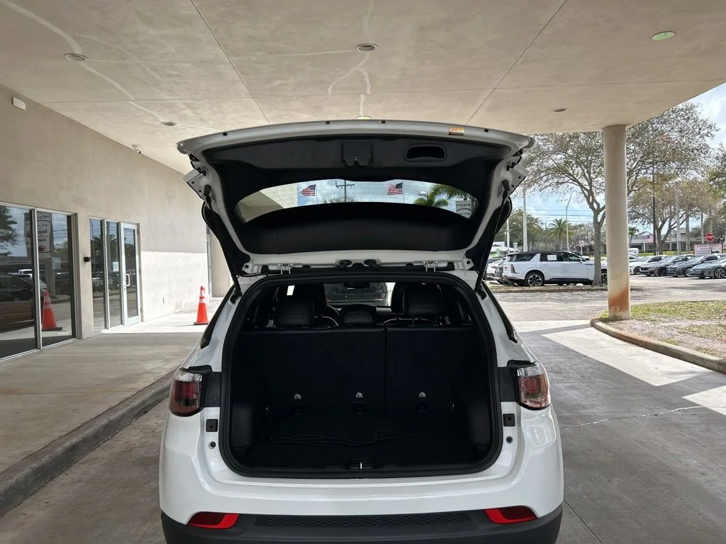 Used 2023 White Jeep Altitude image 32