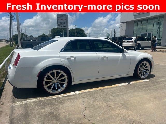Used 2016 Bright White Clearcoat Chrysler Limited image 3