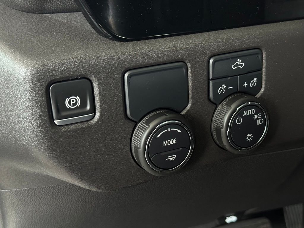 Used 2025 White Chevrolet LT image 28