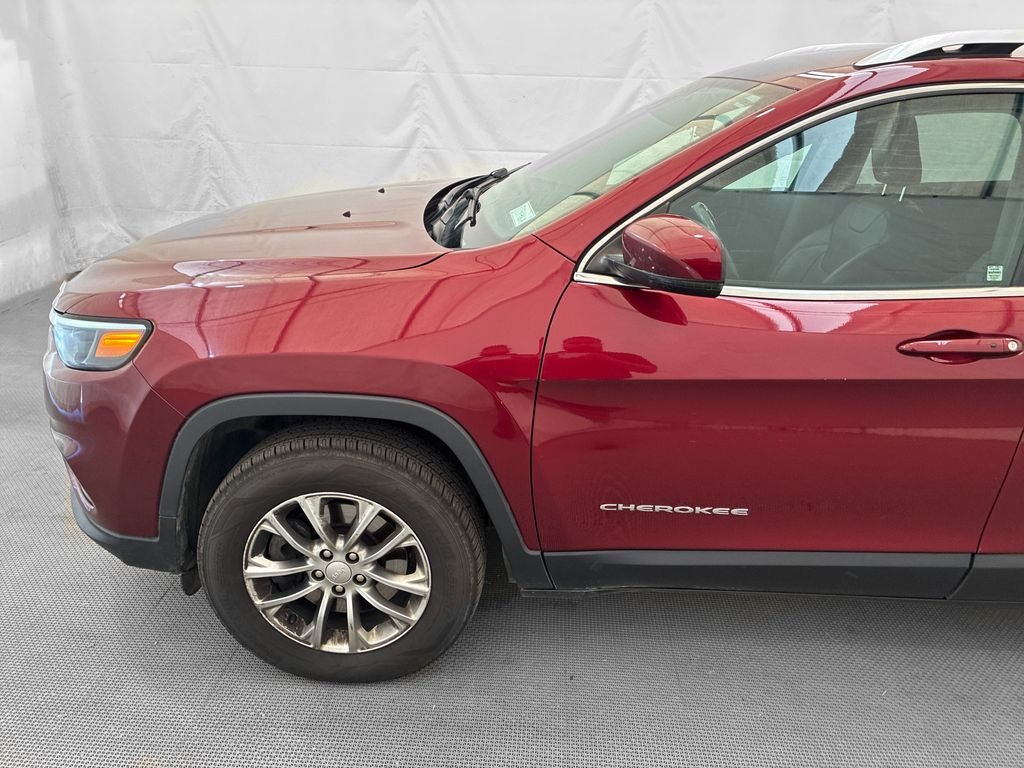 Used 2021 Red Jeep Latitude Lux image 2