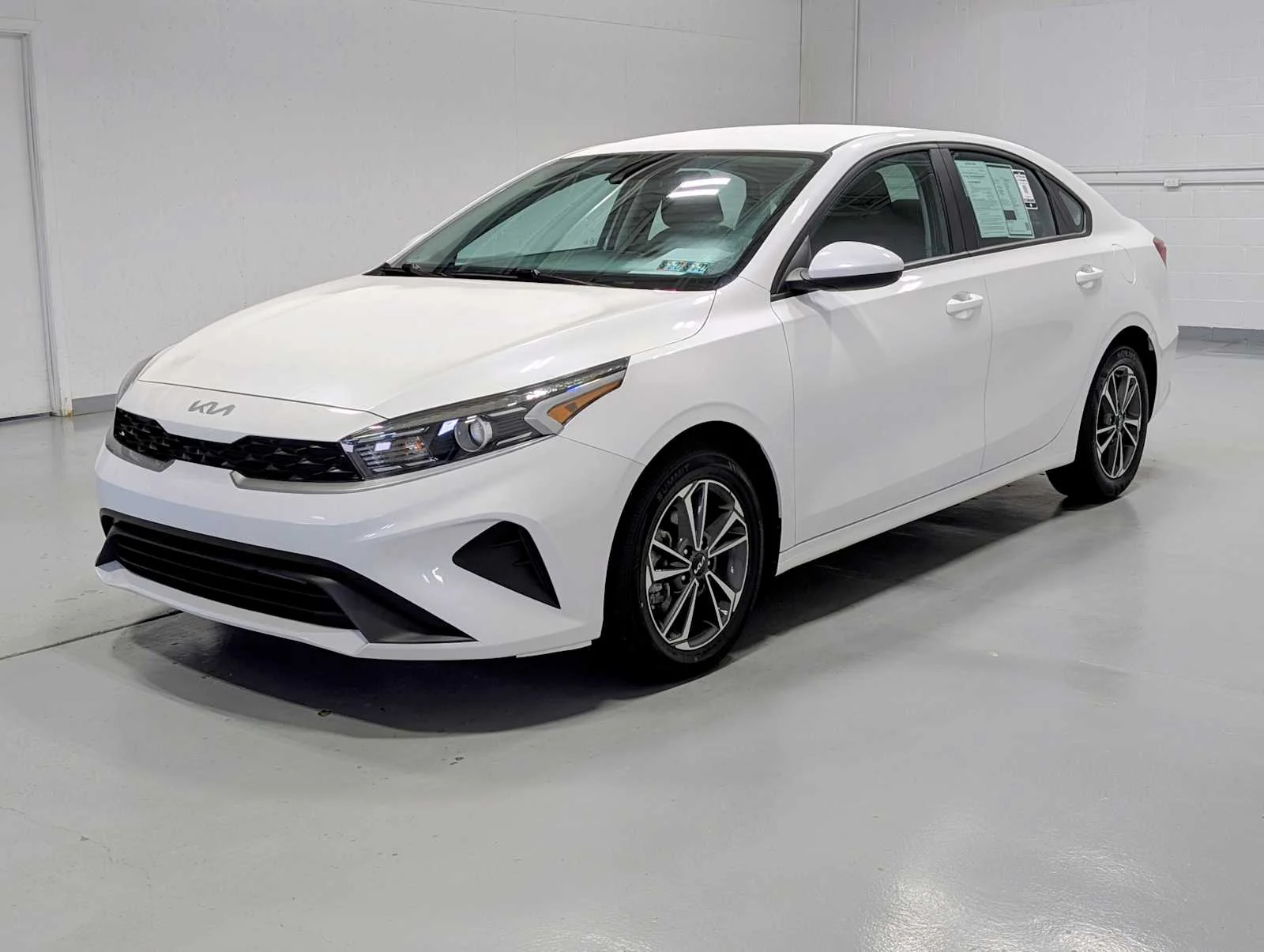 2023 Kia Forte LXS AT's photo