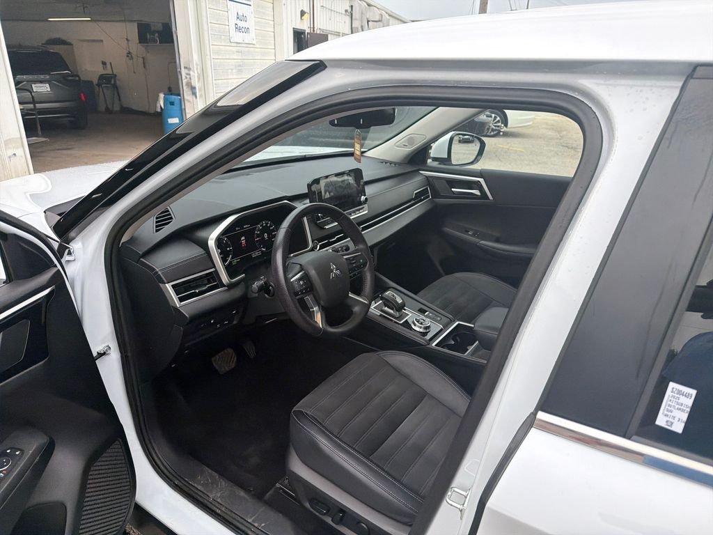 Used 2025 White Mitsubishi SE image 15
